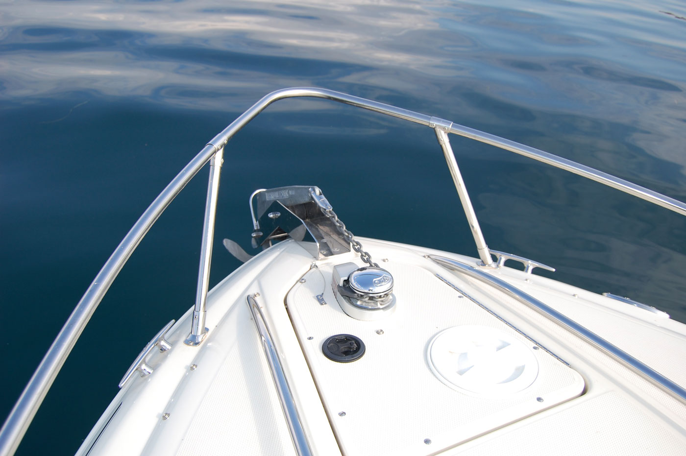 Sea Ray 240 SSE Automatic anchor