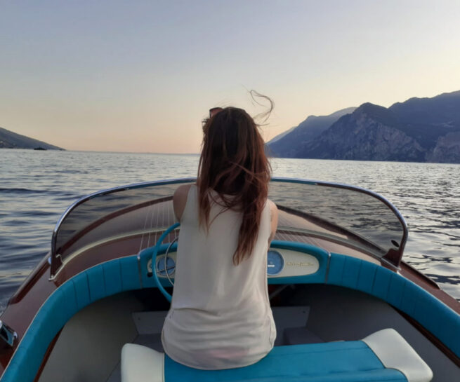 Tour in Barca sul Lago di Garda. Barca Riva Junior